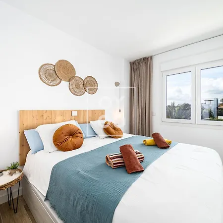 Apartamento Beachfront Bliss Apt, With Heated Pool, By Oyoostays *