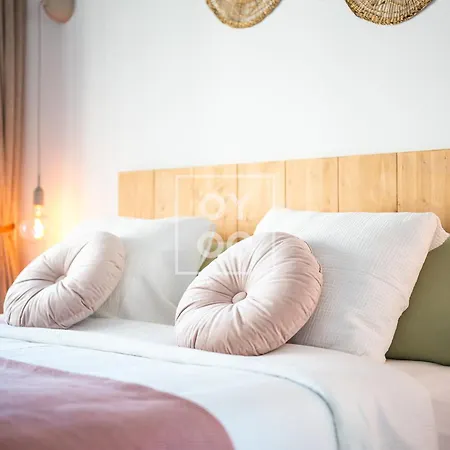 Apartament Beachfront Bliss Apt, With Heated Pool, By Oyoostays *