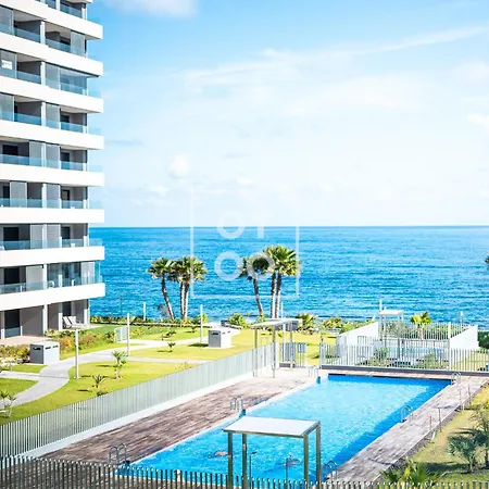 Beachfront Bliss Apt, With Heated Pool, By Oyoostays Apartament