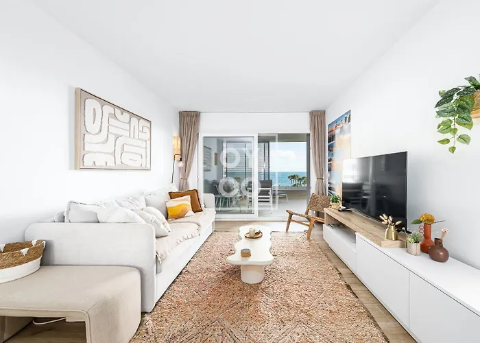 Beachfront Bliss Apt, With Heated Pool, By Oyoostays Apartamento *