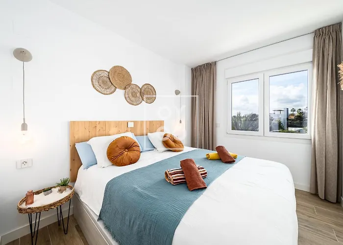 Apartamento Beachfront Bliss Apt, With Heated Pool, By Oyoostays *