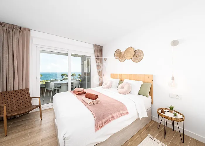 Beachfront Bliss Apt, With Heated Pool, By Oyoostays Torrevieja