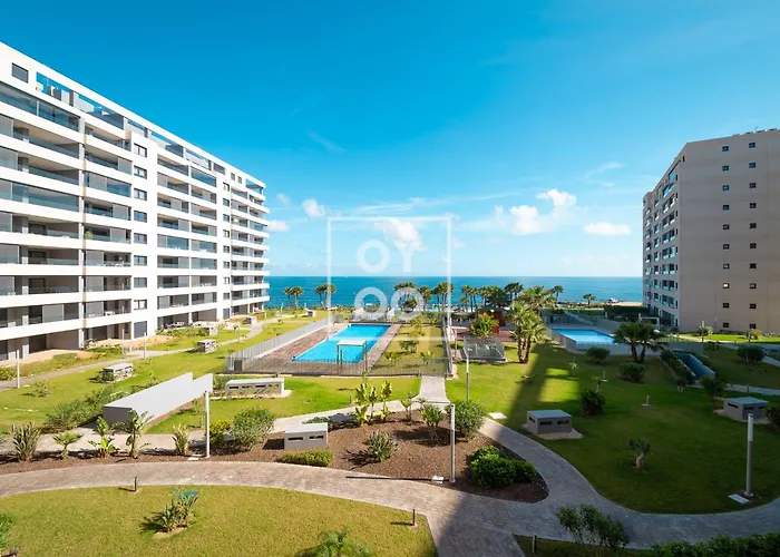 Apartamento Beachfront Bliss Apt, With Heated Pool, By Oyoostays