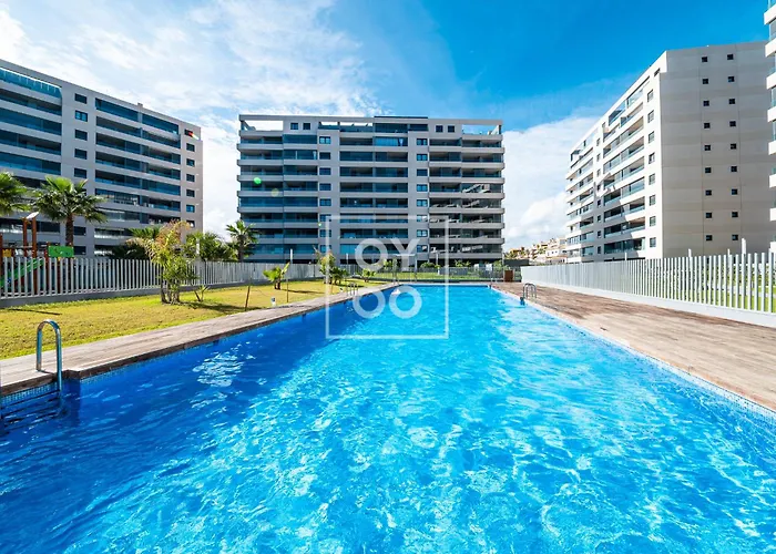 Beachfront Bliss Apt, With Heated Pool, By Oyoostays Apartamento