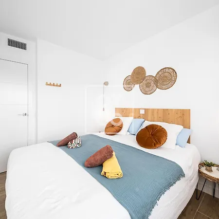 Beachfront Bliss Apt, With Heated Pool, By Oyoostays Lägenhet